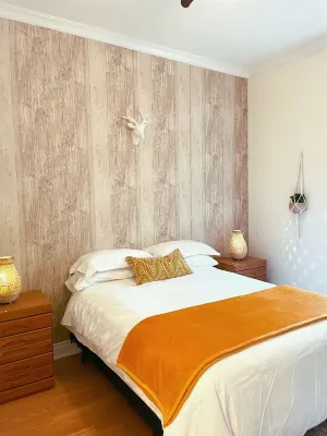 Luxury Private Cottage on Five Acres w/ Hot Tub & Direct Access to Public Beach! 샌드 레이크 게이트, 알곤킨 공원 주변 호텔