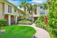Beachside studio steps to the beach Hoteles en St. Pete Beach