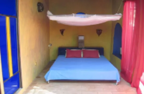 Casa do Teatro colourful, Holiday home, pool, WiFi, TV, air-cond., near the sea
