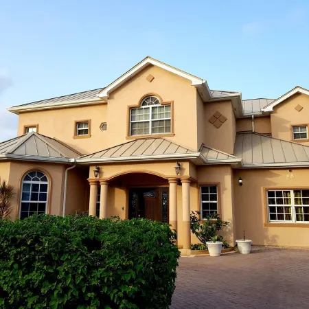 Casa de Bells 2 - Studio apartment with pool, gazebo, private entrance & parking