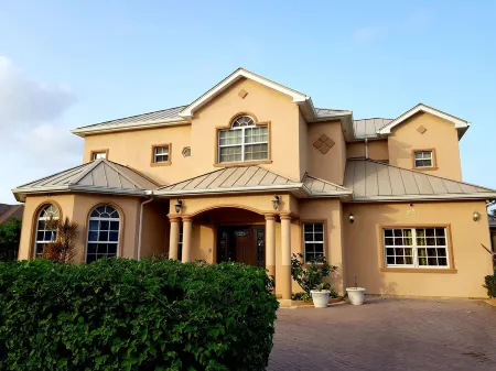 Casa de Bells 2 - Studio apartment with pool, gazebo, private entrance & parking Отели в г. Патрикс Айленд