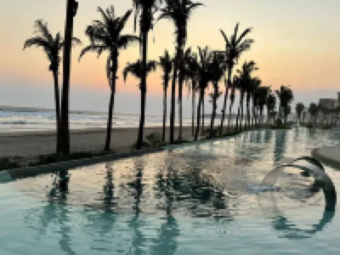 REMODELED Luxurious First-Floor Apartment in Isla Residences