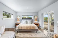 NEW! 1 minute to beach-Ocean Views-Hot Tub-Waffles for Breakfast