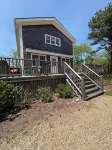 Contemporary cottage with outdoor shower infrared sauna 6 Min drive to the beach