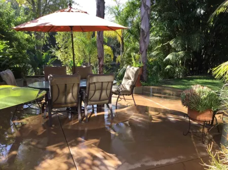 The Bamboo Lake House-3 bedroom 2 bath on private lake w/ pool and tennis court