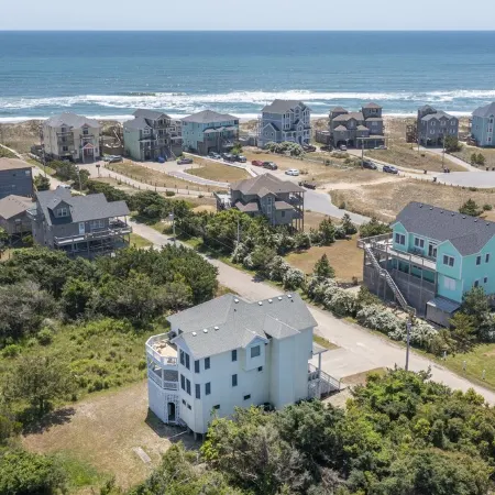 Beautiful House with Hot Tub, One Minute walk to beach