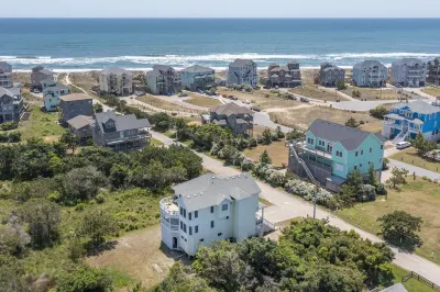 Beautiful House with Hot Tub, One Minute walk to beach