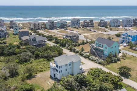 Beautiful House with Hot Tub, One Minute walk to beach Отели в г. Хаттерас