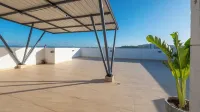 Luxury Penthouse 6 BD 4 BTH w/ Rooftop Pool + Fiber Internet,  Guest Friendly