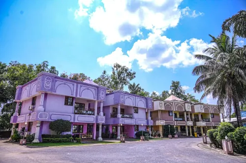 Hotel Ganpati Resort فنادق في جاغدالبور