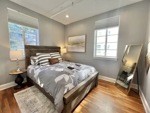 Lovely Historic downtown 2 BR