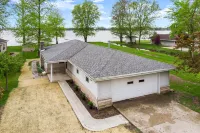 Adorable Chapman Lake Front Home Hotel a Plain Township