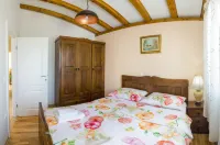 Villa with a view to nature, hydromassage heated pool, authentic stone property Hotels in 