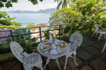 East end. Spectacular seafront house with 7 bedrooms, private beach.