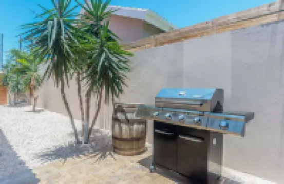 Dream Getaway in Palm Beach - pool, walk to beach, nightlife & restaurants.