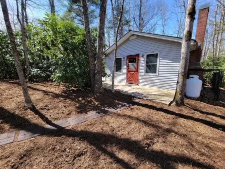 Blue Ridge Mountain Cottage~1 minute from Parkway!