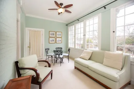 Spacious + Restful 2BR Suite, Close to Duke Отели рядом с достопримечательностью «Университет Дьюк»