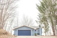 The Cottage at Glacial Hills with hot tub!