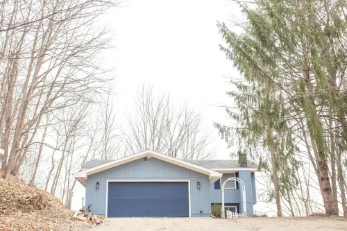 The Cottage at Glacial Hills with hot tub! Hotels in Forest Home Township