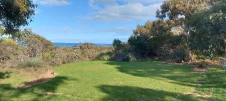Amazing sea and hills views. Отели рядом с достопримечательностью «Encounter Coast Discovery Centre»