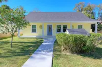 Close to Historic Downtown - 3bd/2bth w Firepit & Grill Hotels near Walmart Supercenter