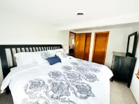 The Waves of Grace beach house! 2 MIN WALK TO BEACH! SANDY BOTTOM!