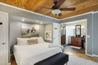 Unique Southend. 5BR. Dipping Pool! Old Tybee Charm at its finest!
