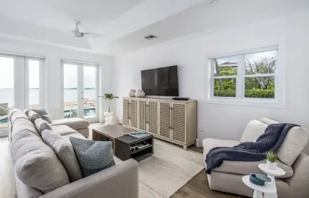 Oceanfront South Sound Home with magical sunsets! Отели в г. Патрикс Айленд