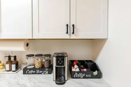 Charming 3-bedroom townhome with lots of amenities in upscale Round Rock Отели рядом с достопримечательностью «Round Rock Sports Center»