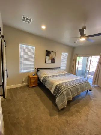 55 min to Zion’s,  35 min to Sand Hallow, 2 h to Bryce Canyon, 1 h to Kanab Отели в г. Хилдейл