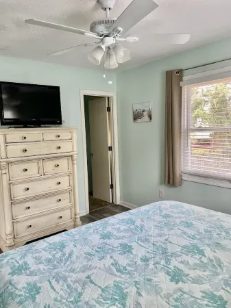 Pet friendly 3 Bed/ 2 Bath Soundside retreat in OBX with Hot Tub & Enclosed yard Отели рядом с достопримечательностью «Райт Бразерс Нешнел Мемориал»