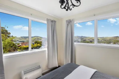 Stunning view, privacy, close to ferry & brand-new Hotels near New World Newlands