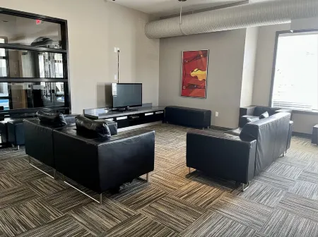 Modern Luxurious 2 BR Condo + Pool + Hot Tub + Games Room + Gym