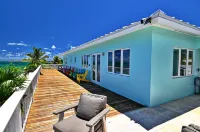 Private Oceanfront, Beach, Hottub and Dock, central location 酒店