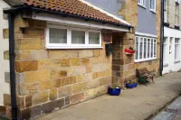 Easily accessible, single level, 3-bed cottage close to beach, shops & eateries! Hotels near Saltburn Cliff Tramway