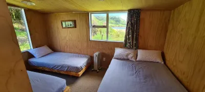 Creighton's Cottage - Paturau River Hotels near Mangarakau Wetland Field Centre