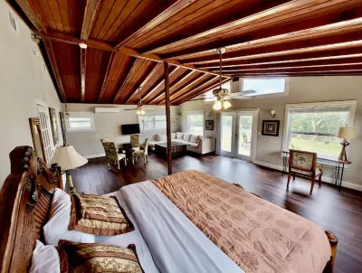 Tropical Suite with Garden near Beaches & Nature in Melbourne Post Commons附近的飯店