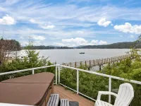 Beach Front Retreat :Private Beach and Dock Access, Hot Tub, BBQ &Free Kayaks! Hotels in Sooke