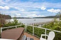 Beach Front Retreat :Private Beach and Dock Access, Hot Tub, BBQ &Free Kayaks! Hotels in Sooke
