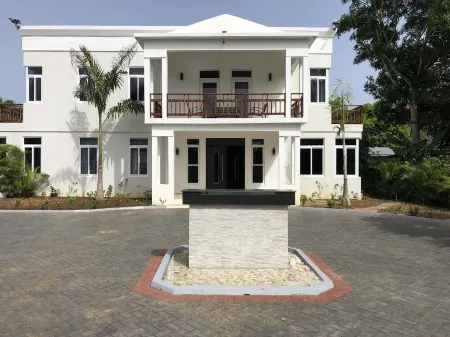 Fully staffed. private, Beachfront villa with a pool in Negril, Jamaica