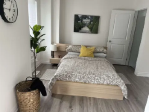 Luxury NEW in-law Suite with separate entrance (Sleeps 3)