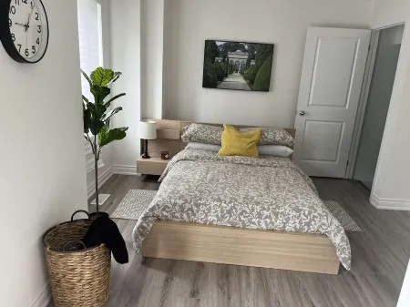 Luxury NEW in-law Suite with separate entrance (Sleeps 3)