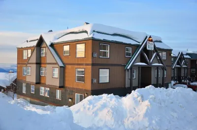 Gorgeous ski in/ski out home, central to the village in Plaza on the Ridge. Hotel in zona Big White Ski Resort