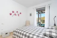Penthouse with magnificent views of Gibraltar, south-southwest orientation. Hotels near Playa El Castillo