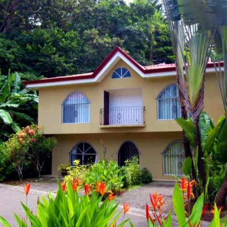 Paradise Found! Character filled close to beach, forest and amenities