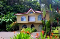 Paradise Found! Character filled close to beach, forest and amenities Hotels in 