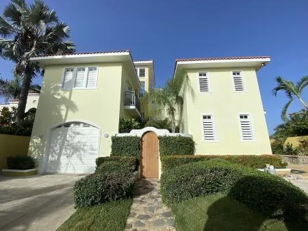 Villa 2 at Casa Aguas Azules - 2-Bedroom Beachfront Villa with Pool Отели в г. Кальваче