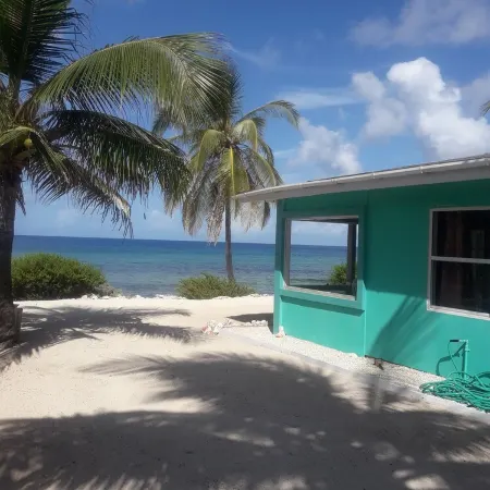 Serenity on the Bay1 - One Bed Cayman Brac - Airport Shops Restaurants Close!
