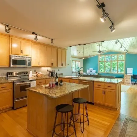Relaxing Neighborhood Close To Trails, Parks, Lakes, Shops, Restaurants & More!