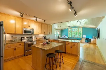 Relaxing Neighborhood Close To Trails, Parks, Lakes, Shops, Restaurants & More!